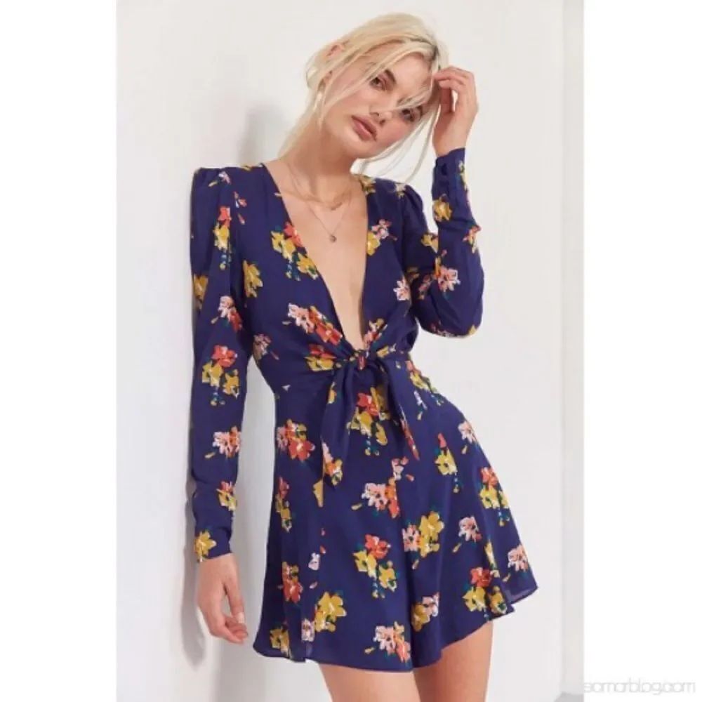 ✨HP✨Kimchi Blue Maddie Plunging Tie-Front Romper✨